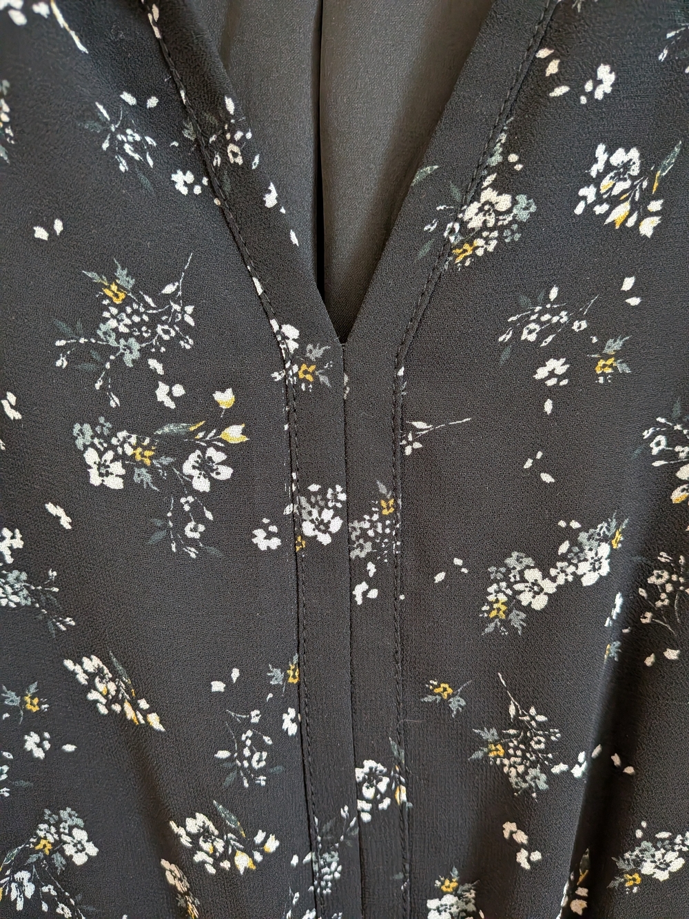 H&M Black Floral V-Neck Flutter Sleeve Dress - Picture 5 of 6